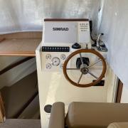 poste_de_pilotage_rhea_730_timonier_ecran_simrad_nss12_electronique_complete.jpg