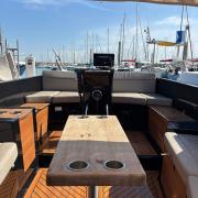 table_avec_pied_cockpit_corsiva_650_tender_classic_occasion_2023_bateau_familial_bretagne.jpg