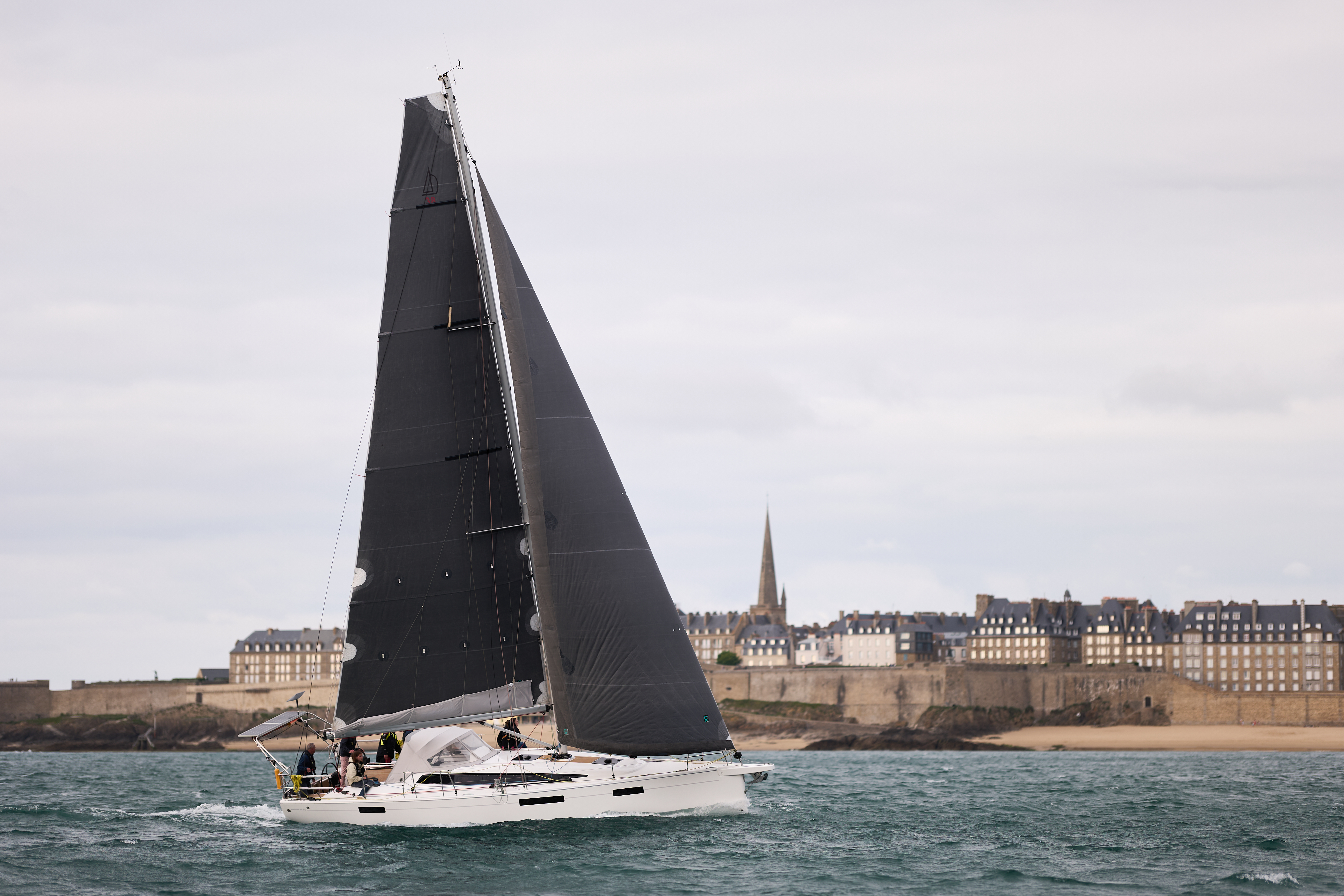 Dehler 38 SQ en régate devant la ville close de Saint-Malo, voilier course-croisière Bretagne Nord