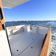 rhea_730_timonier_avec_vivier_et_porte-cannes_pour_peche_sportive.JPG