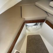 cabine_avant_rhea_730_timonier_confortable_panneau_de_pont_ouvrant_hublot_guillotine.jpg