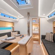 carre_interieur_spacieux_et_lumineux_du_voilier_hanse_360_avec_table_centrale.jpg