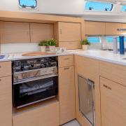cuisine_en_l_du_hanse_360_avec_plaque_de_plan_de_travail_coulissante_sur_glissiere.jpg