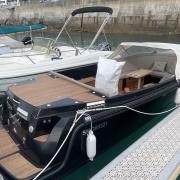 corsiva_650_tender_classic_occasion_2023_coque_noire_pont_noir_suzuki_90cv_fil-marine_saint-cast.jpg