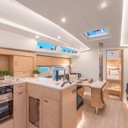 cuisine_equipee_avec_grand_refrigerateur_a_tiroir_et_rangements_marins_hanse_360.jpg