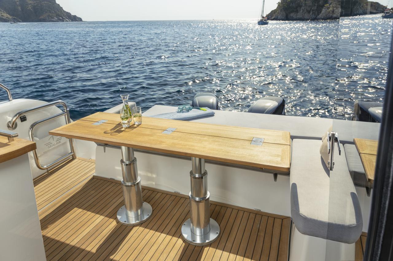 Sealine C390v