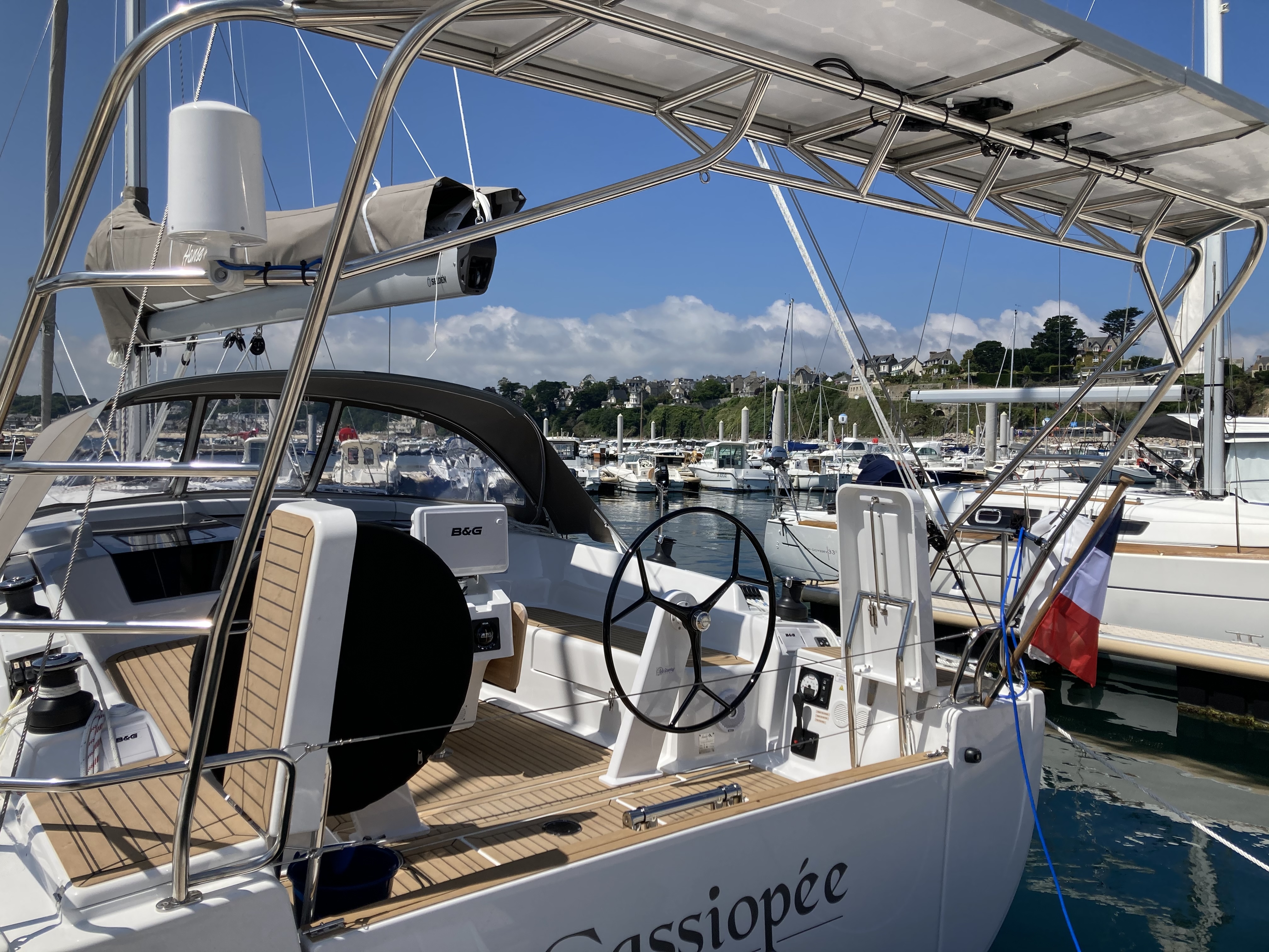 Panneaux solaires sur un voilier Hanse