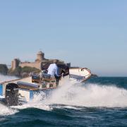 dayboat_6_metres_avec_finition_bois_et_design_moderne_saint-cast.jpg