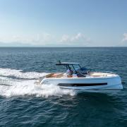 bateau_a_moteur_hors-bord_crene_a_step.jpg