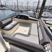 rhea_marine_trawler_34_cockpit_flybridge.jpg