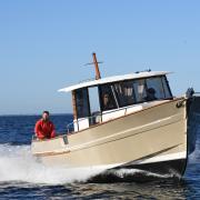 rhea_730_timonier_coque_en_v_profond_passage_en_mer_fluide.jpg