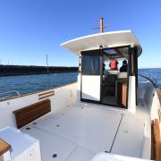 rhea_730_timonier_cockpit_fonctionnel_et_securisant_pour_la_peche.JPG