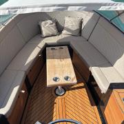 sellerie_taupe_bain_de_soleil_arriere_coussins_matelasses_corsiva_650_tender_classic_2023.jpg