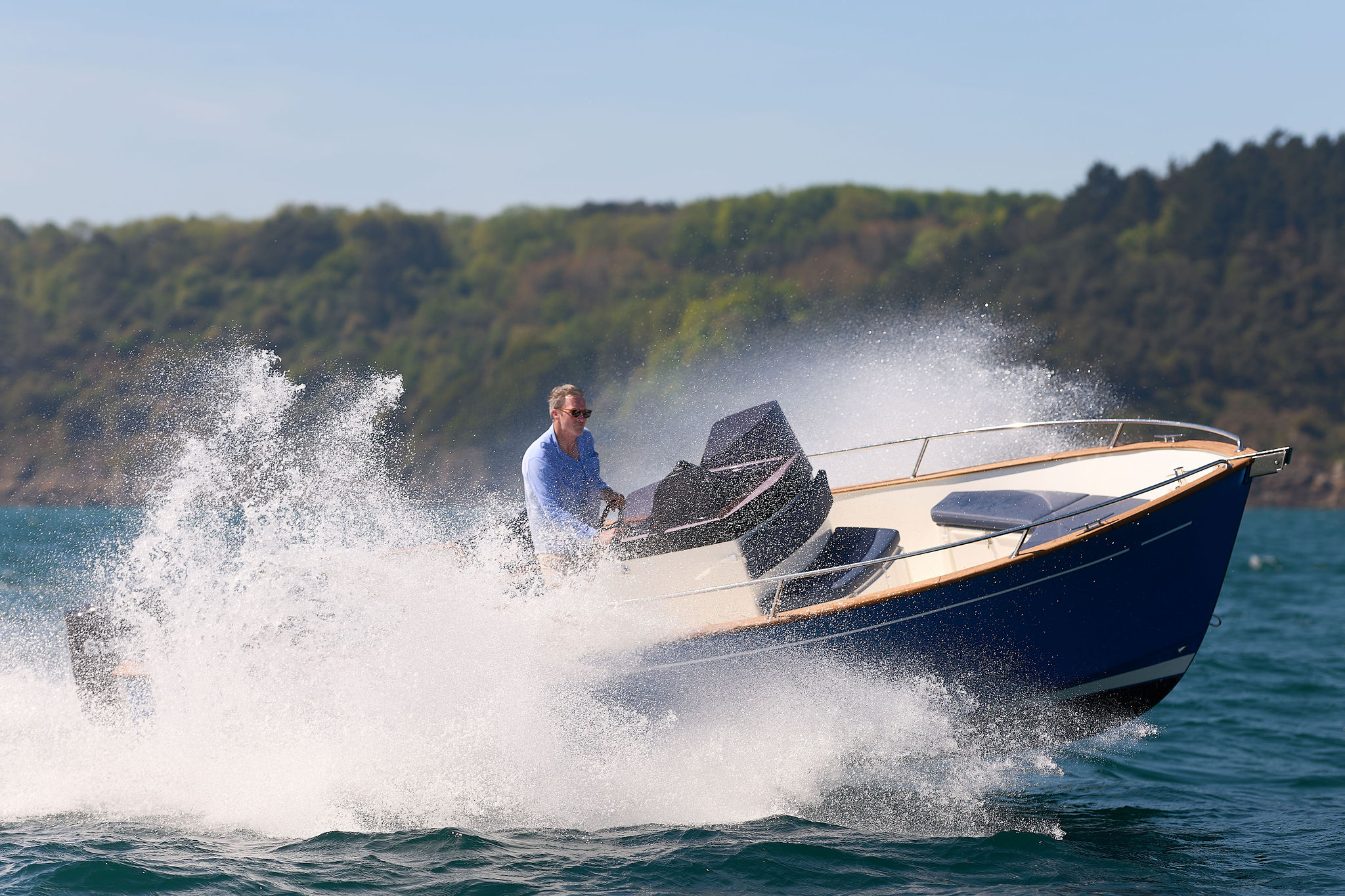 Bateau moteur polyvalent pêche sportive et balade rapide Fil-Marine