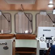 poste_de_pilotage_rhea_850_ecran_simrad_nss16_16_pouces_joystick_yanmar_bi-moteur.jpg