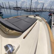 rhea_trawler_34_bain_de_soleil_avant.jpg