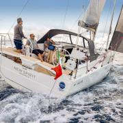 double_barre_a_roue_gainee_et_compas_de_navigation_a_bord_du_voilier_hanse_360.jpg